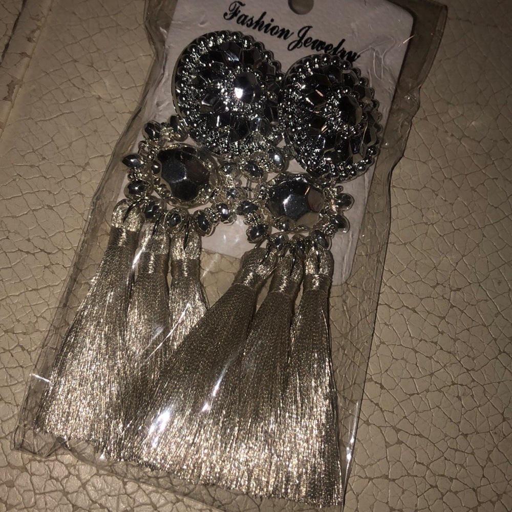 ✨SILVER ON SILVER VINTAGE LOOK BETTY TASSLEEARRING - Picture 8 of 8